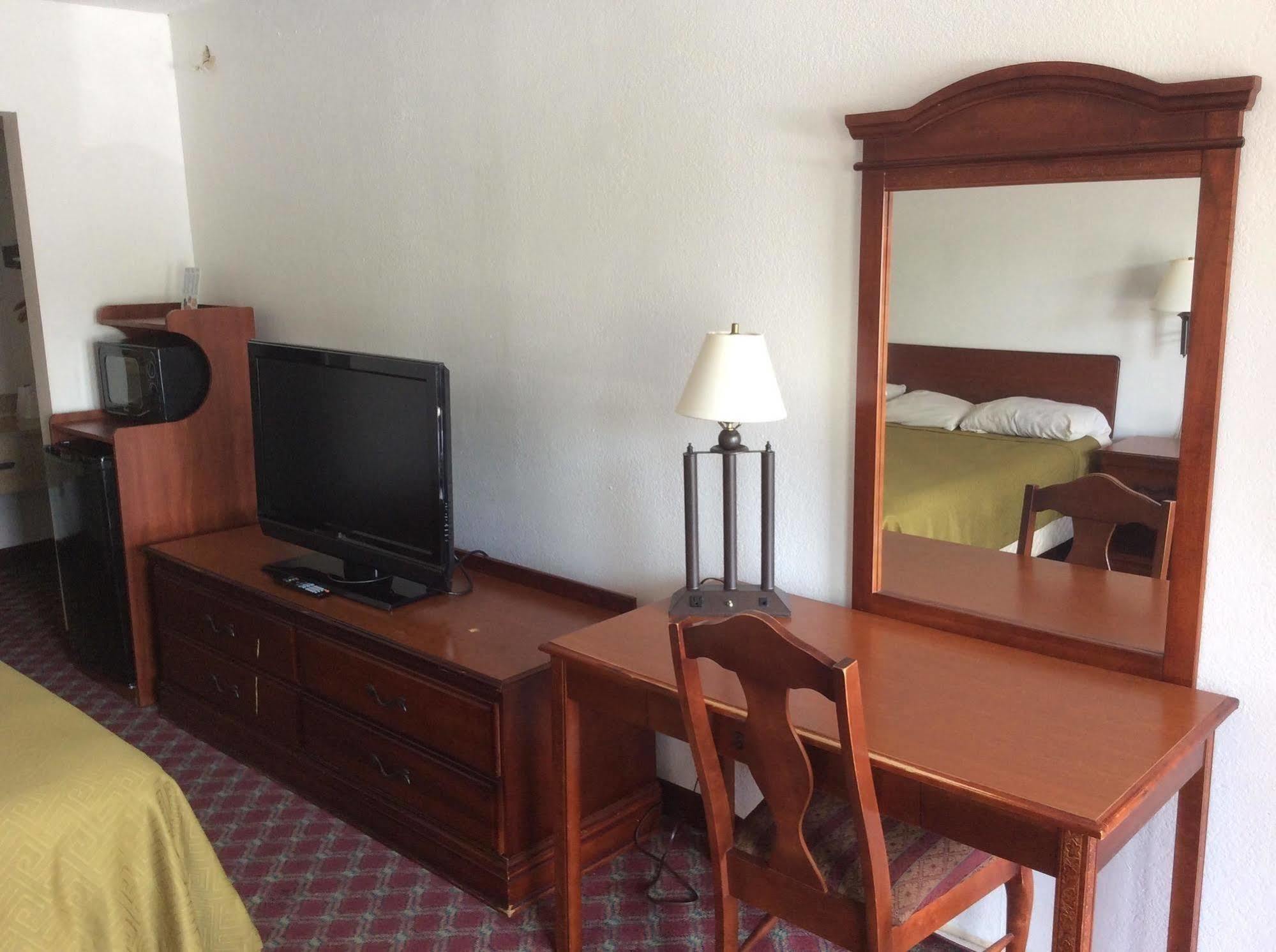Relax Inn Милледжвилл Экстерьер фото